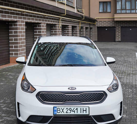Белый Киа Niro, объемом двигателя 1.58 л и пробегом 325 тыс. км за 13000 $, фото 22 на Automoto.ua