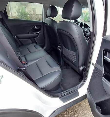 Білий Кіа Niro, об'ємом двигуна 1.58 л та пробігом 182 тис. км за 19200 $, фото 16 на Automoto.ua