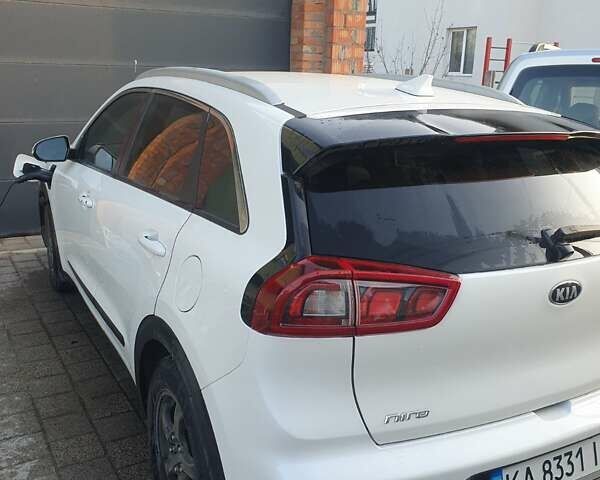 Белый Киа Niro, объемом двигателя 1.58 л и пробегом 62 тыс. км за 20100 $, фото 3 на Automoto.ua