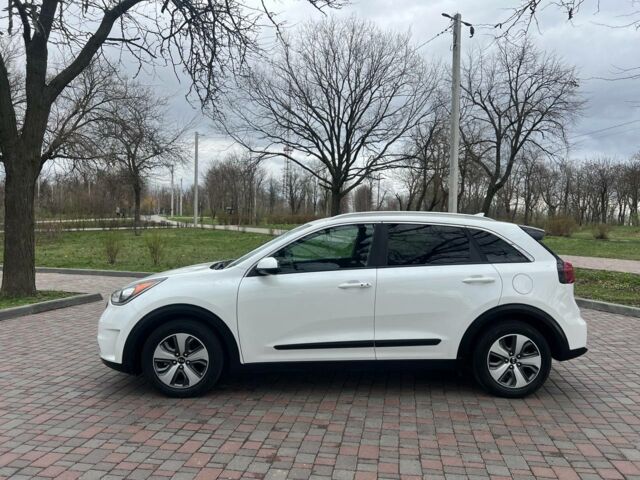 Белый Киа Niro, объемом двигателя 1.6 л и пробегом 184 тыс. км за 15500 $, фото 3 на Automoto.ua