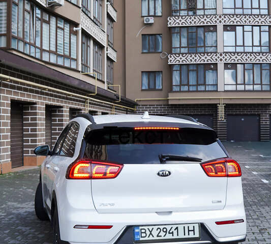 Белый Киа Niro, объемом двигателя 1.58 л и пробегом 325 тыс. км за 11200 $, фото 6 на Automoto.ua