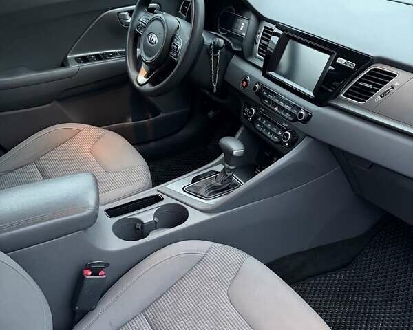 Белый Киа Niro, объемом двигателя 1.58 л и пробегом 200 тыс. км за 13000 $, фото 7 на Automoto.ua