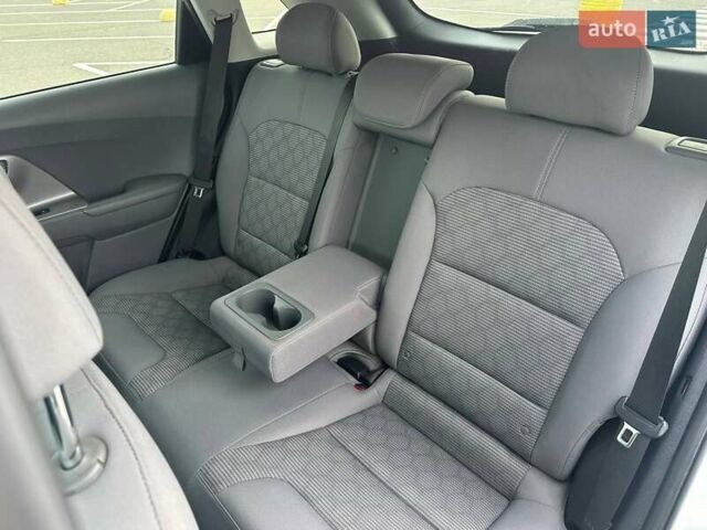 Білий Кіа Niro, об'ємом двигуна 1.58 л та пробігом 134 тис. км за 15999 $, фото 14 на Automoto.ua