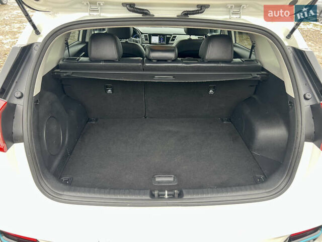 Белый Киа Niro, объемом двигателя 0 л и пробегом 137 тыс. км за 17999 $, фото 33 на Automoto.ua