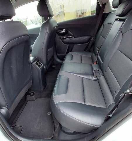 Білий Кіа Niro, об'ємом двигуна 1.58 л та пробігом 182 тис. км за 19200 $, фото 14 на Automoto.ua