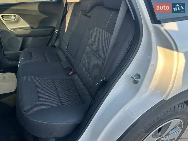 Белый Киа Niro, объемом двигателя 1.58 л и пробегом 164 тыс. км за 15500 $, фото 8 на Automoto.ua