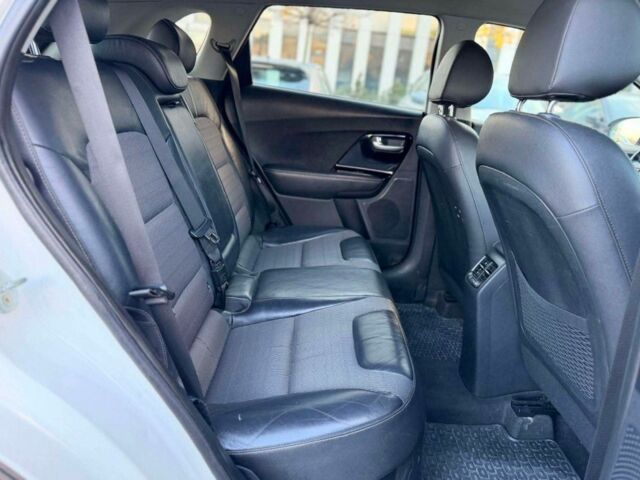 Білий Кіа Niro, об'ємом двигуна 1.6 л та пробігом 101 тис. км за 9000 $, фото 12 на Automoto.ua