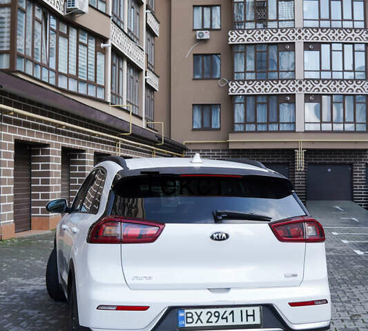 Белый Киа Niro, объемом двигателя 1.58 л и пробегом 325 тыс. км за 13000 $, фото 7 на Automoto.ua