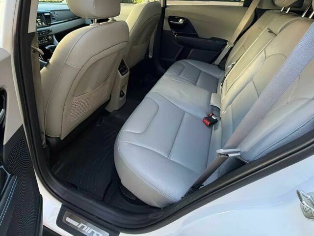 Білий Кіа Niro, об'ємом двигуна 1.6 л та пробігом 50 тис. км за 12900 $, фото 11 на Automoto.ua