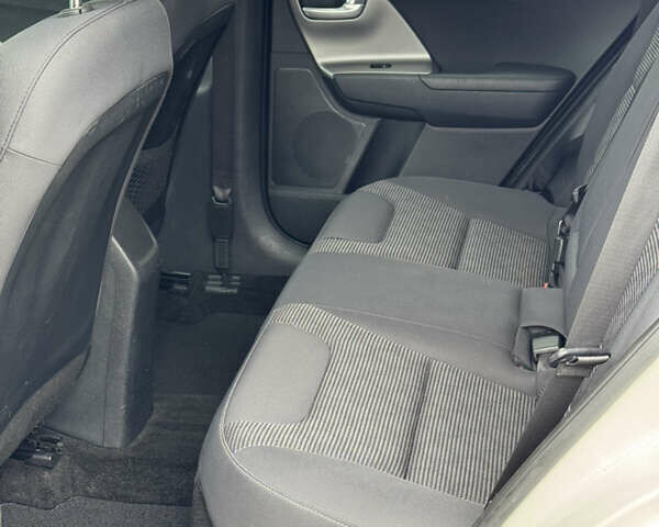 Белый Киа Niro, объемом двигателя 1.58 л и пробегом 325 тыс. км за 11200 $, фото 1 на Automoto.ua