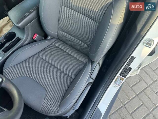 Белый Киа Niro, объемом двигателя 1.58 л и пробегом 164 тыс. км за 15500 $, фото 7 на Automoto.ua