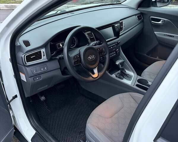 Белый Киа Niro, объемом двигателя 1.58 л и пробегом 200 тыс. км за 13000 $, фото 5 на Automoto.ua