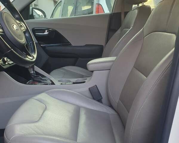 Белый Киа Niro, объемом двигателя 1.58 л и пробегом 62 тыс. км за 20100 $, фото 6 на Automoto.ua