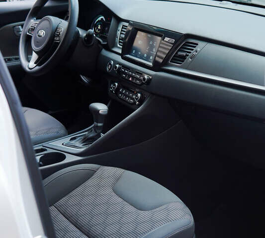 Белый Киа Niro, объемом двигателя 1.58 л и пробегом 325 тыс. км за 11200 $, фото 16 на Automoto.ua