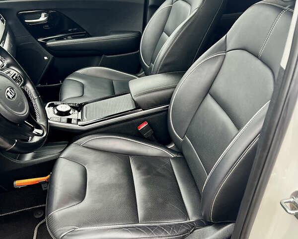 Белый Киа Niro, объемом двигателя 0 л и пробегом 137 тыс. км за 17999 $, фото 26 на Automoto.ua