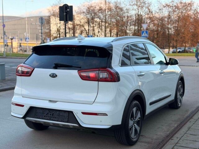 Білий Кіа Niro, об'ємом двигуна 1.6 л та пробігом 101 тис. км за 9000 $, фото 4 на Automoto.ua