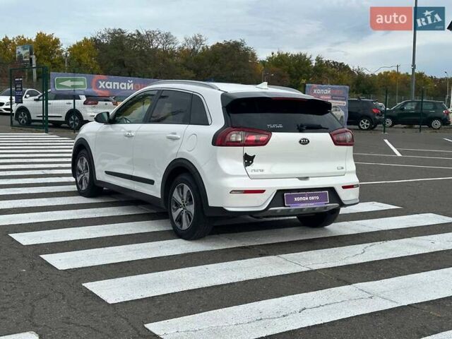Білий Кіа Niro, об'ємом двигуна 1.58 л та пробігом 134 тис. км за 15999 $, фото 7 на Automoto.ua