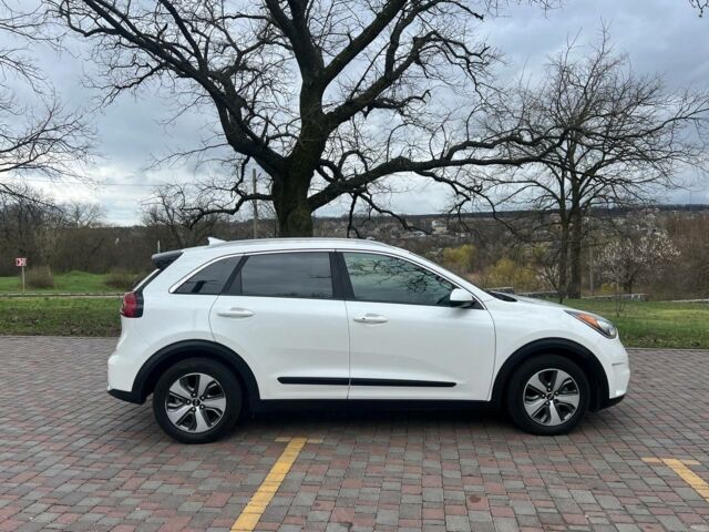 Белый Киа Niro, объемом двигателя 1.6 л и пробегом 184 тыс. км за 15500 $, фото 4 на Automoto.ua