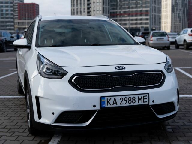 Белый Киа Niro, объемом двигателя 1.6 л и пробегом 161 тыс. км за 12500 $, фото 1 на Automoto.ua