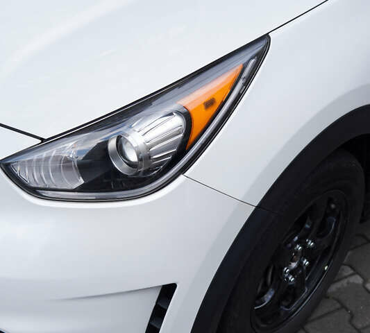 Белый Киа Niro, объемом двигателя 1.58 л и пробегом 325 тыс. км за 11200 $, фото 19 на Automoto.ua