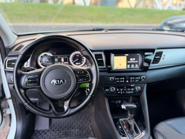 Білий Кіа Niro, об'ємом двигуна 1.6 л та пробігом 101 тис. км за 9000 $, фото 15 на Automoto.ua