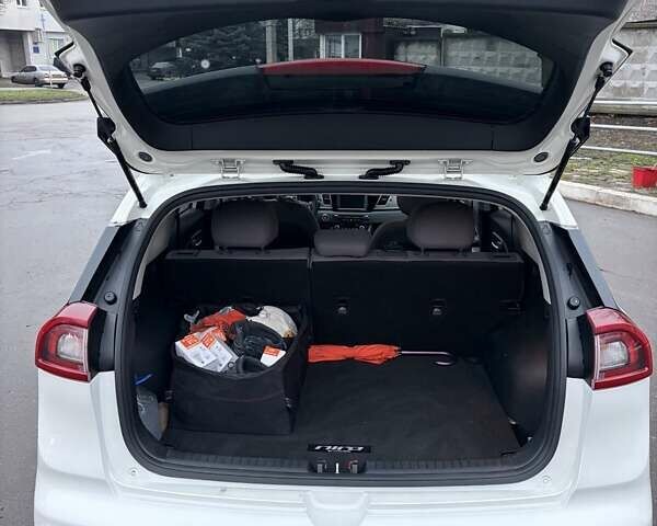 Белый Киа Niro, объемом двигателя 1.58 л и пробегом 200 тыс. км за 13000 $, фото 6 на Automoto.ua