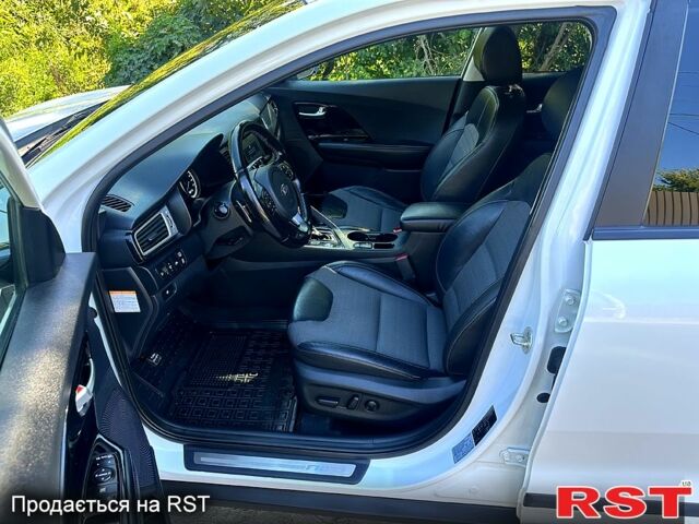 Білий Кіа Niro, об'ємом двигуна 1.6 л та пробігом 128 тис. км за 17500 $, фото 4 на Automoto.ua
