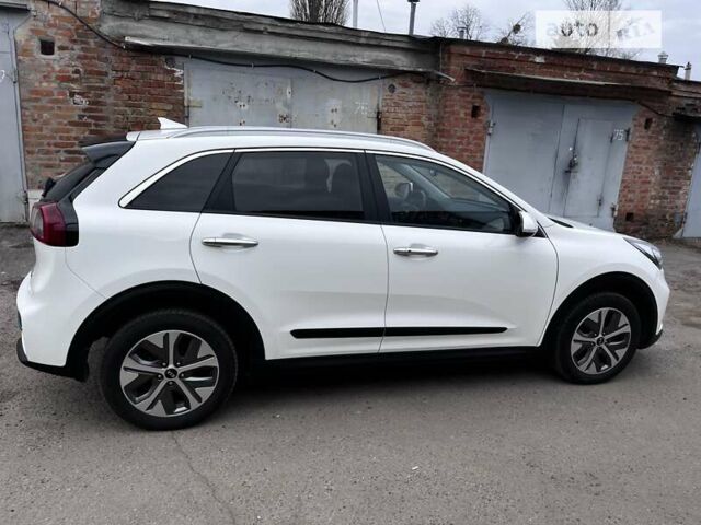 Білий Кіа Niro, об'ємом двигуна 0 л та пробігом 211 тис. км за 16400 $, фото 15 на Automoto.ua