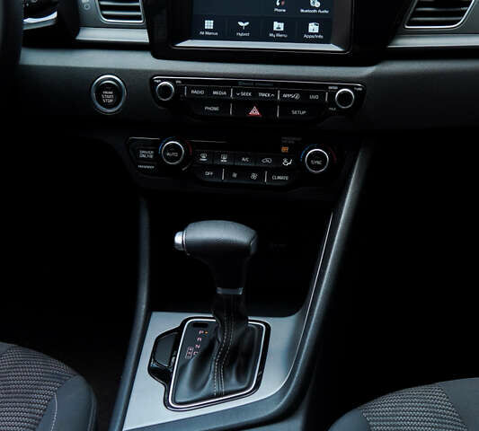Белый Киа Niro, объемом двигателя 1.58 л и пробегом 325 тыс. км за 11200 $, фото 17 на Automoto.ua