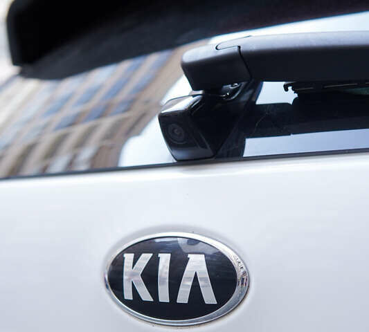 Белый Киа Niro, объемом двигателя 1.58 л и пробегом 325 тыс. км за 11200 $, фото 5 на Automoto.ua