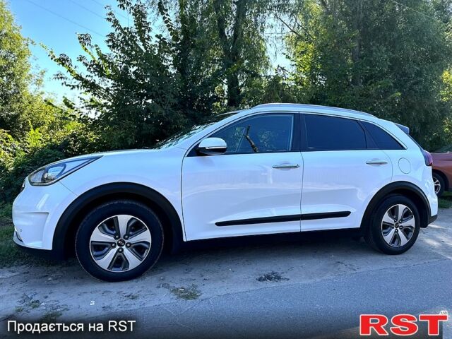 Білий Кіа Niro, об'ємом двигуна 1.6 л та пробігом 128 тис. км за 17500 $, фото 1 на Automoto.ua