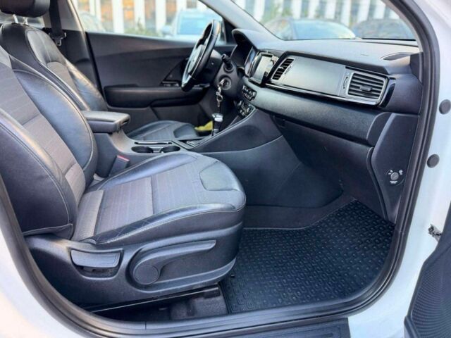 Білий Кіа Niro, об'ємом двигуна 1.6 л та пробігом 101 тис. км за 9000 $, фото 14 на Automoto.ua