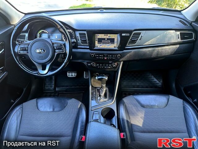 Білий Кіа Niro, об'ємом двигуна 1.6 л та пробігом 128 тис. км за 17500 $, фото 6 на Automoto.ua