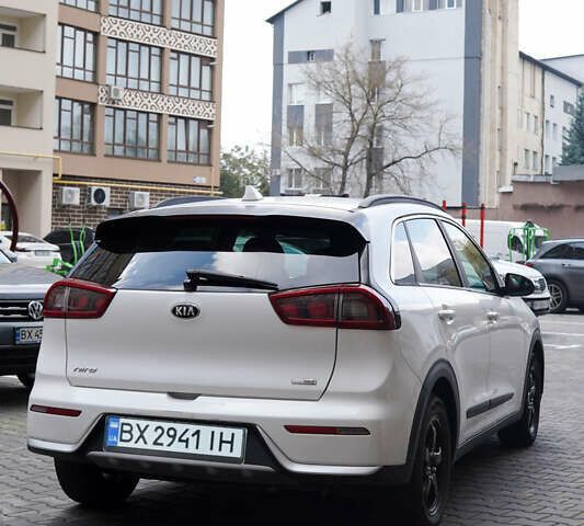 Белый Киа Niro, объемом двигателя 1.58 л и пробегом 325 тыс. км за 13000 $, фото 20 на Automoto.ua