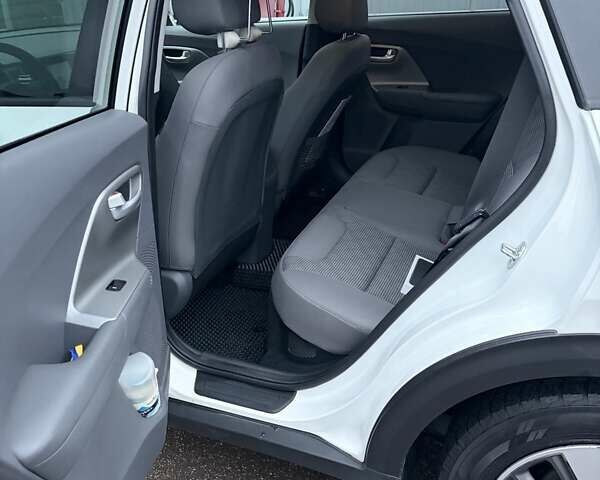 Белый Киа Niro, объемом двигателя 1.58 л и пробегом 200 тыс. км за 13000 $, фото 4 на Automoto.ua