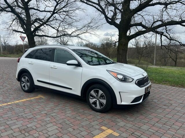 Белый Киа Niro, объемом двигателя 1.6 л и пробегом 184 тыс. км за 15500 $, фото 1 на Automoto.ua