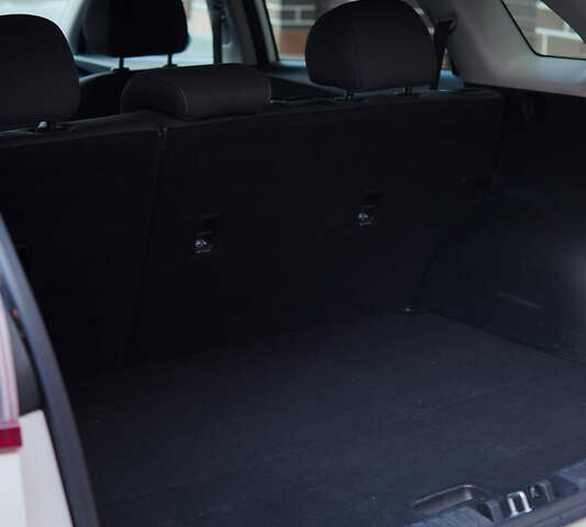 Белый Киа Niro, объемом двигателя 1.58 л и пробегом 325 тыс. км за 11200 $, фото 8 на Automoto.ua