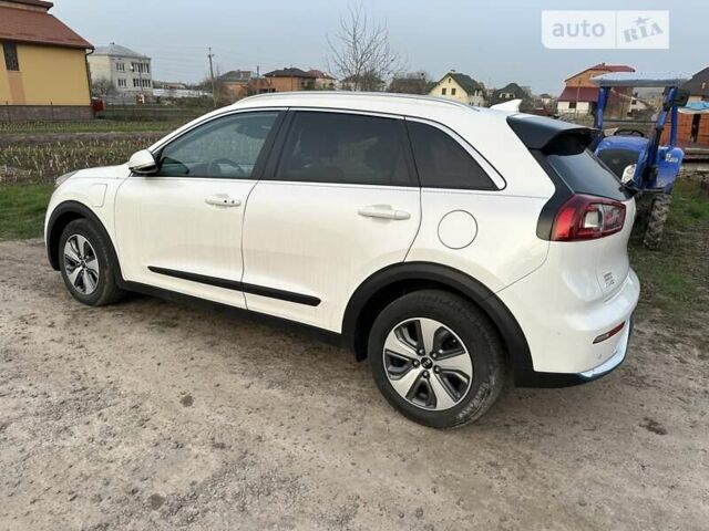 Білий Кіа Niro, об'ємом двигуна 1.58 л та пробігом 47 тис. км за 21900 $, фото 4 на Automoto.ua