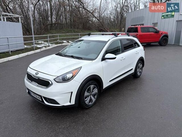 Белый Киа Niro, объемом двигателя 1.58 л и пробегом 200 тыс. км за 13000 $, фото 1 на Automoto.ua