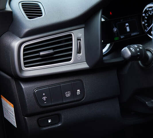 Белый Киа Niro, объемом двигателя 1.58 л и пробегом 325 тыс. км за 13000 $, фото 13 на Automoto.ua