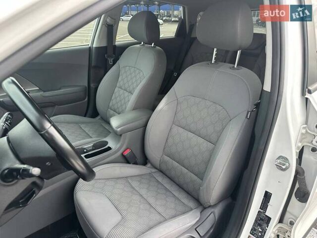 Білий Кіа Niro, об'ємом двигуна 1.58 л та пробігом 134 тис. км за 15999 $, фото 16 на Automoto.ua