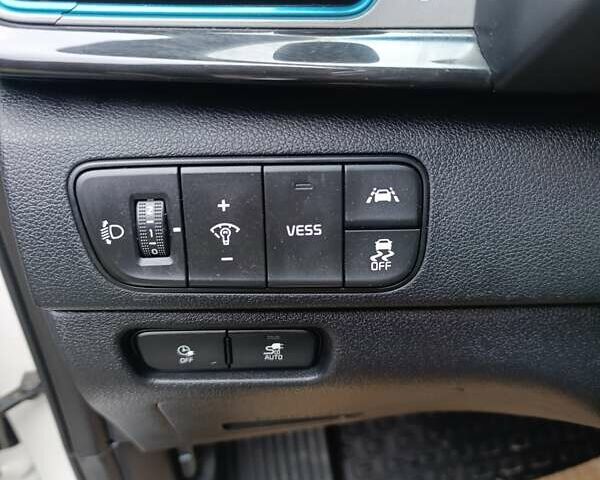Белый Киа Niro, объемом двигателя 0 л и пробегом 127 тыс. км за 17400 $, фото 9 на Automoto.ua