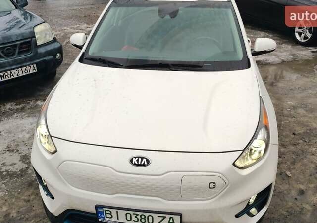 Білий Кіа Niro, об'ємом двигуна 0 л та пробігом 100 тис. км за 21000 $, фото 4 на Automoto.ua