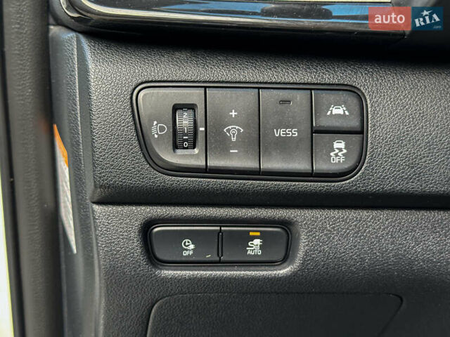 Білий Кіа Niro, об'ємом двигуна 0 л та пробігом 204 тис. км за 17800 $, фото 79 на Automoto.ua