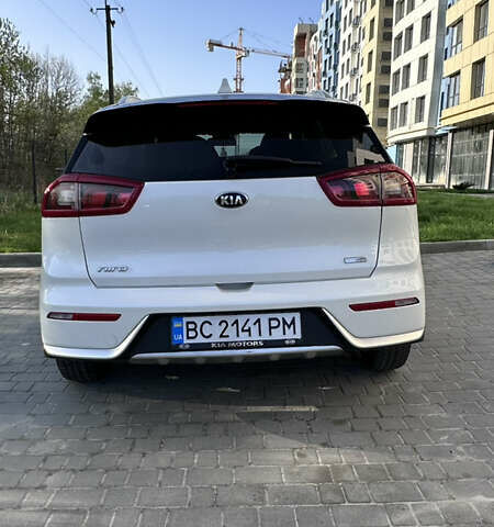 Білий Кіа Niro, об'ємом двигуна 1.6 л та пробігом 182 тис. км за 16500 $, фото 10 на Automoto.ua