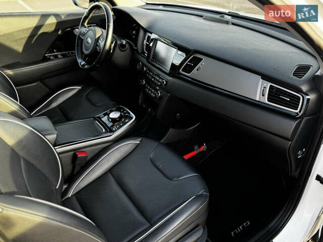 Білий Кіа Niro, об'ємом двигуна 0 л та пробігом 74 тис. км за 18700 $, фото 24 на Automoto.ua