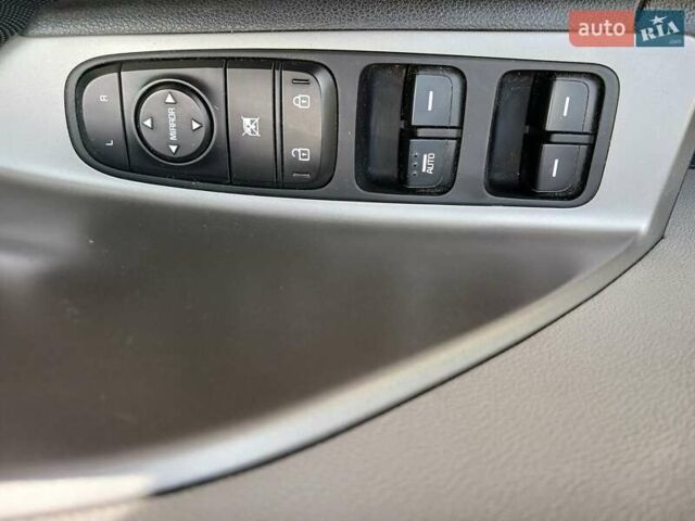 Белый Киа Niro, объемом двигателя 1.58 л и пробегом 93 тыс. км за 17900 $, фото 10 на Automoto.ua