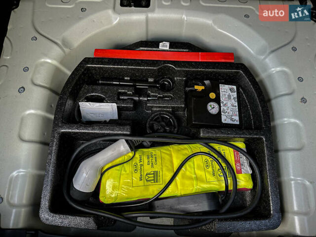 Білий Кіа Niro, об'ємом двигуна 0 л та пробігом 204 тис. км за 17800 $, фото 102 на Automoto.ua