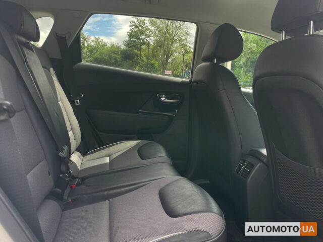 Білий Кіа Niro, об'ємом двигуна 64 л та пробігом 103 тис. км за 20400 $, фото 14 на Automoto.ua