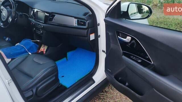 Білий Кіа Niro, об'ємом двигуна 0 л та пробігом 100 тис. км за 21000 $, фото 3 на Automoto.ua